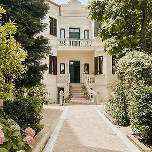  Bed & Breakfast Seven Cafe & Albania